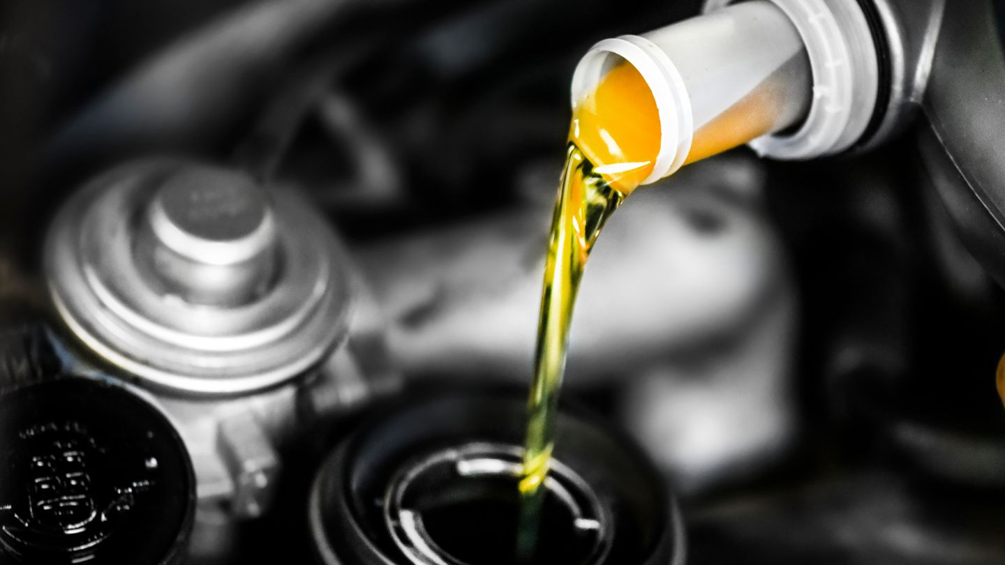 Metal part being applied anti-corrosion oil